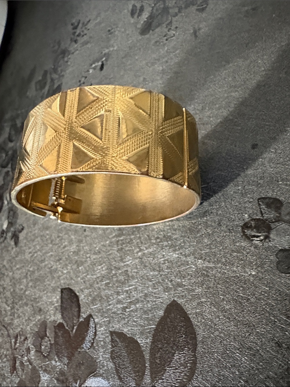VINTAGE GEOMETRIC EMBOSSED TEXTER GOLD-TONE FINISH HINGED 7" CUFF BRACELET - Picture 6 of 8